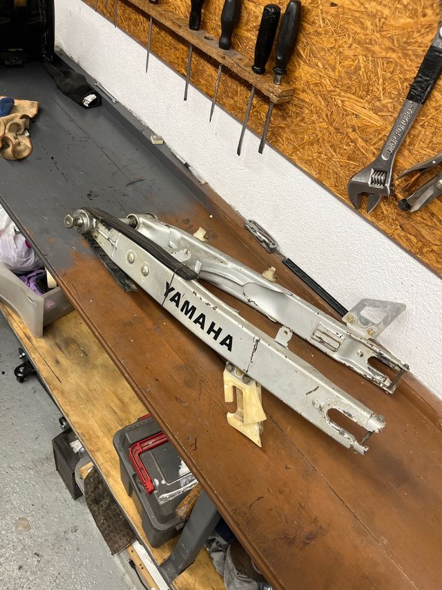 Basculante DT125R con eje y guía cadenas