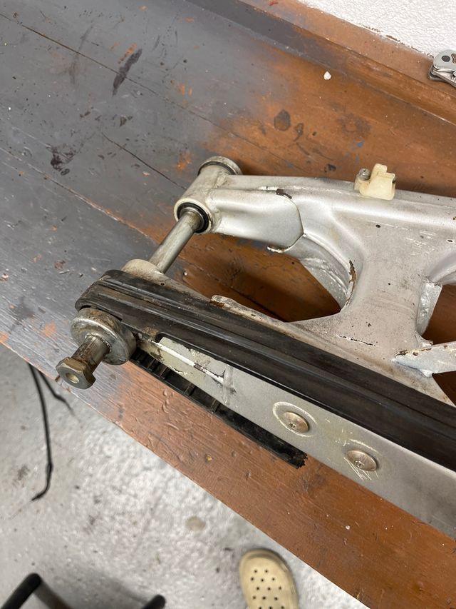 Basculante DT125R con eje y guía cadenas