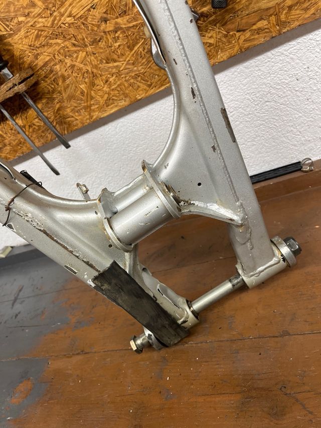 Basculante DT125R con eje y guía cadenas