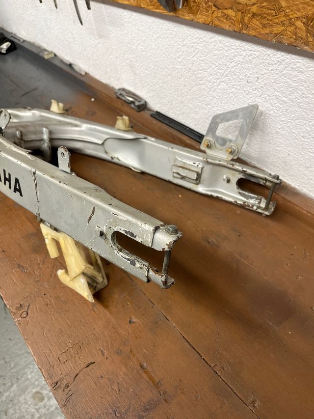 Basculante DT125R con eje y guía cadenas