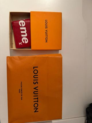 Louis Vuitton x Supreme - Cartera Roja