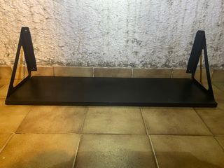 Estanteria negra madera con soporte metalico
