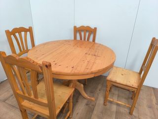 MESA REDONDA EXTENSIBLE CON SILLAS DE MADERA PINO