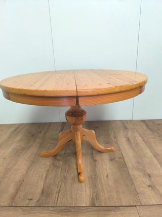 MESA REDONDA EXTENSIBLE CON SILLAS DE MADERA PINO