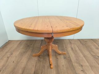 MESA REDONDA EXTENSIBLE CON SILLAS DE MADERA PINO