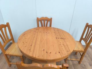 MESA REDONDA EXTENSIBLE CON SILLAS DE MADERA PINO