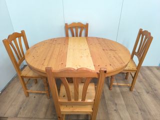 MESA REDONDA EXTENSIBLE CON SILLAS DE MADERA PINO