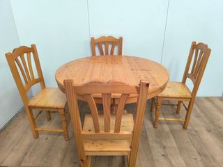 MESA REDONDA EXTENSIBLE CON SILLAS DE MADERA PINO