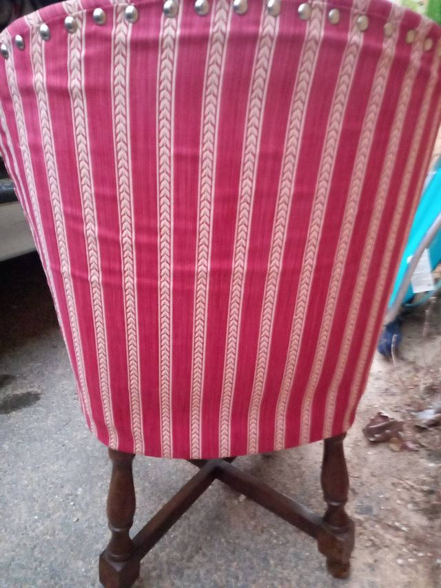 Sillón antiguo a rayas rojas y blancas