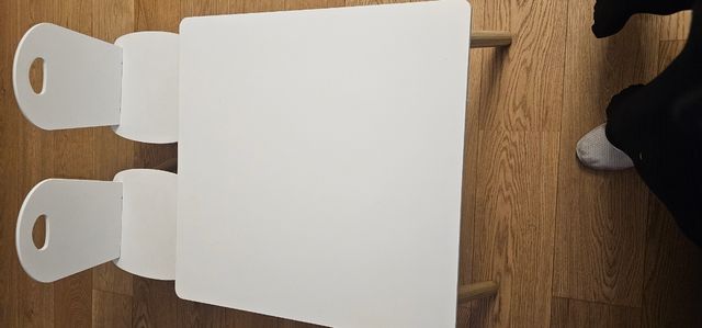 Mesa y sillas infantiles blancas
