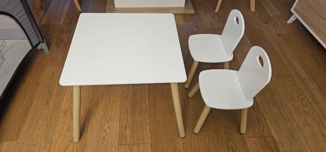 Mesa y sillas infantiles blancas