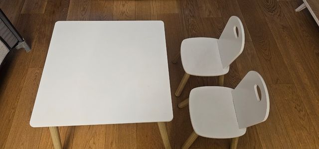 Mesa y sillas infantiles blancas