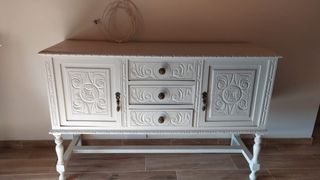 Mueble blanco de madera tallado