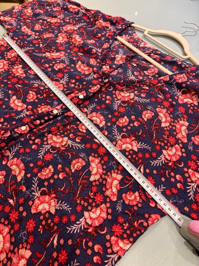 Blusa floral azul y roja