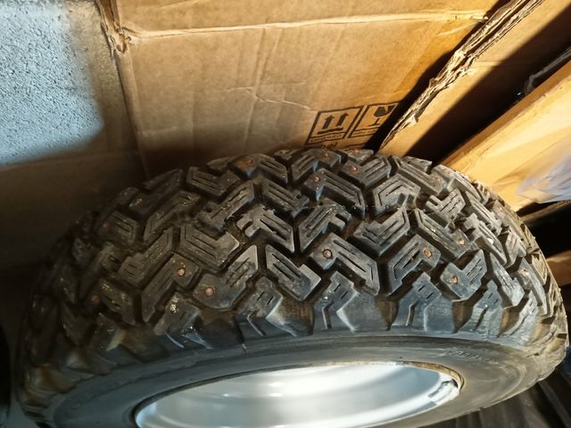 Pneumatici chiodati da neve Usate