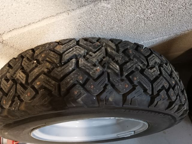 Pneumatici chiodati da neve Usate