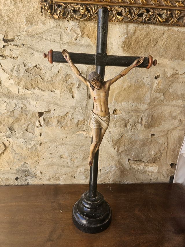 Crucifijo antiguo de madera