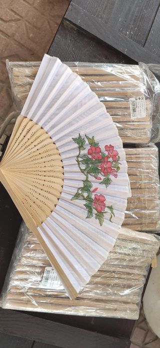 Abanicos de mano. 0.5 céntimos la unidad.