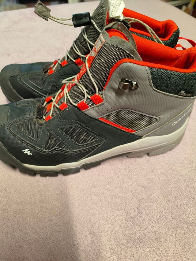 Botas montaña Quechua grises y negras