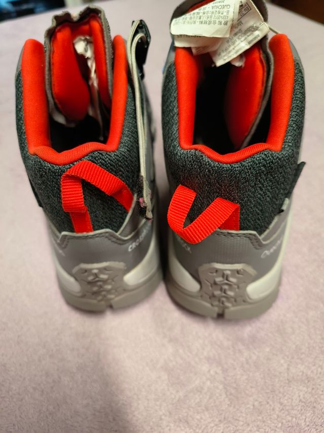 Botas montaña Quechua grises y negras