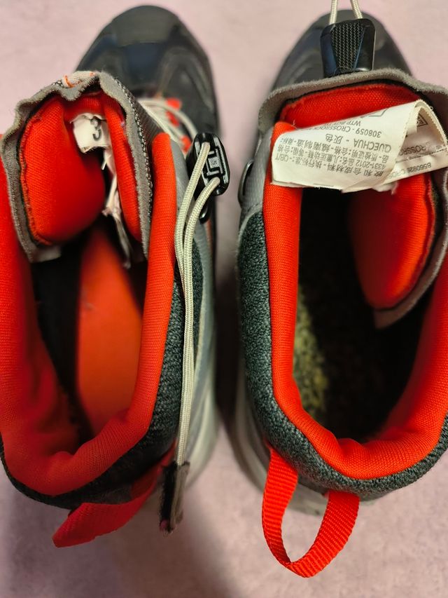 Botas montaña Quechua grises y negras