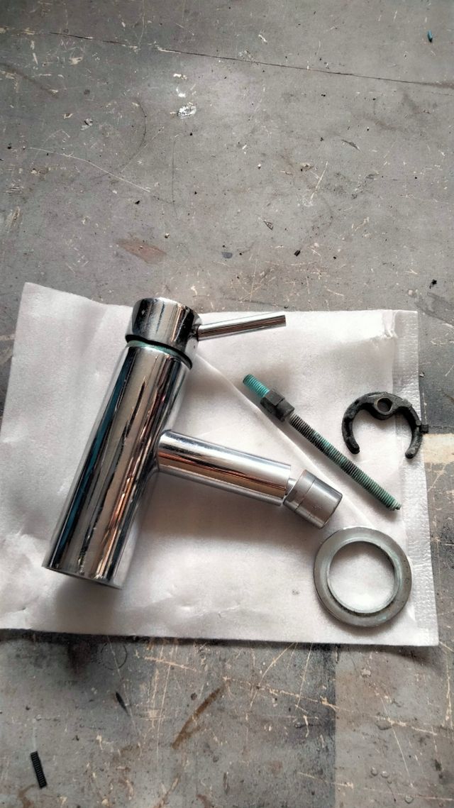 Rubinetto per lavabo in metallo argentato