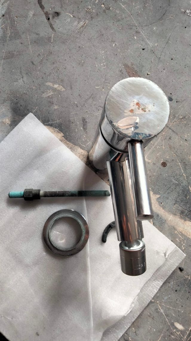 Rubinetto per lavabo in metallo argentato