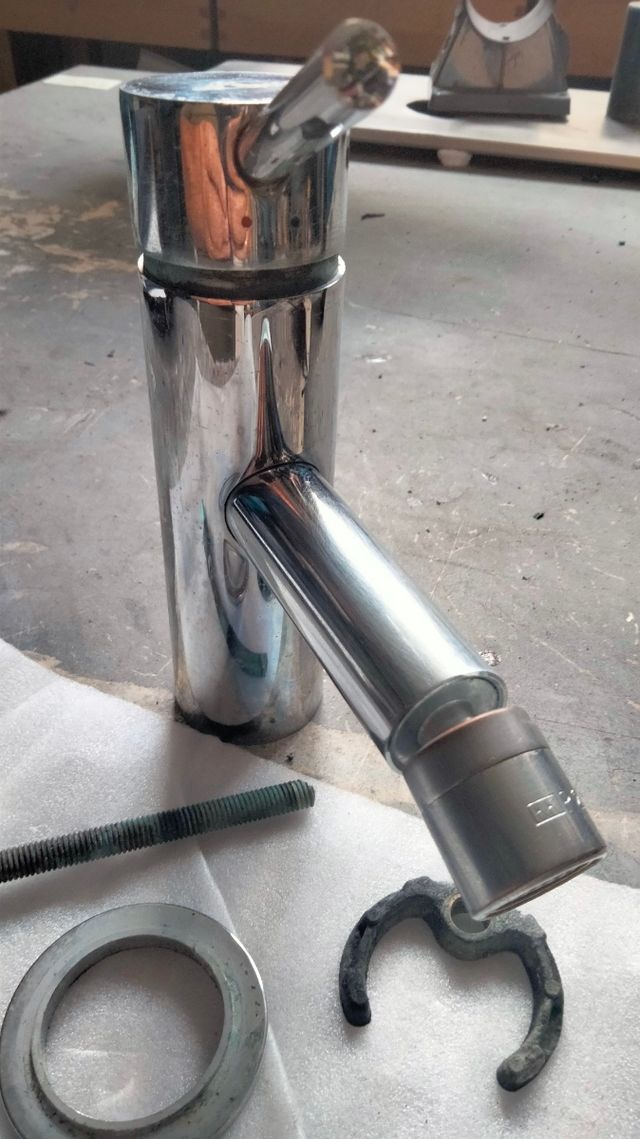 Rubinetto per lavabo in metallo argentato