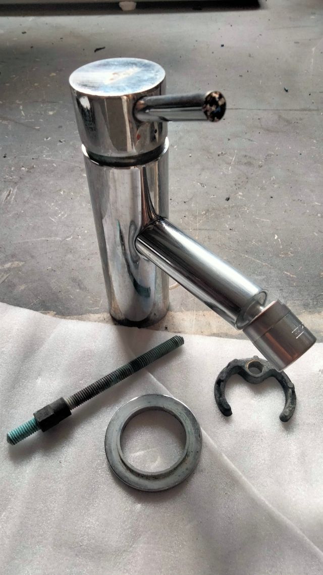 Rubinetto per lavabo in metallo argentato