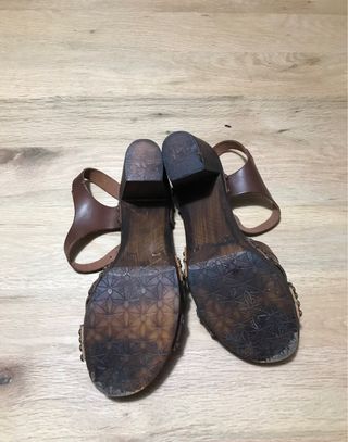 Sandalias piel marrón