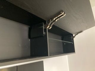 Estanteria negra con puerta abatible