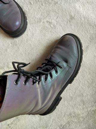 Botines militares iridiscentes