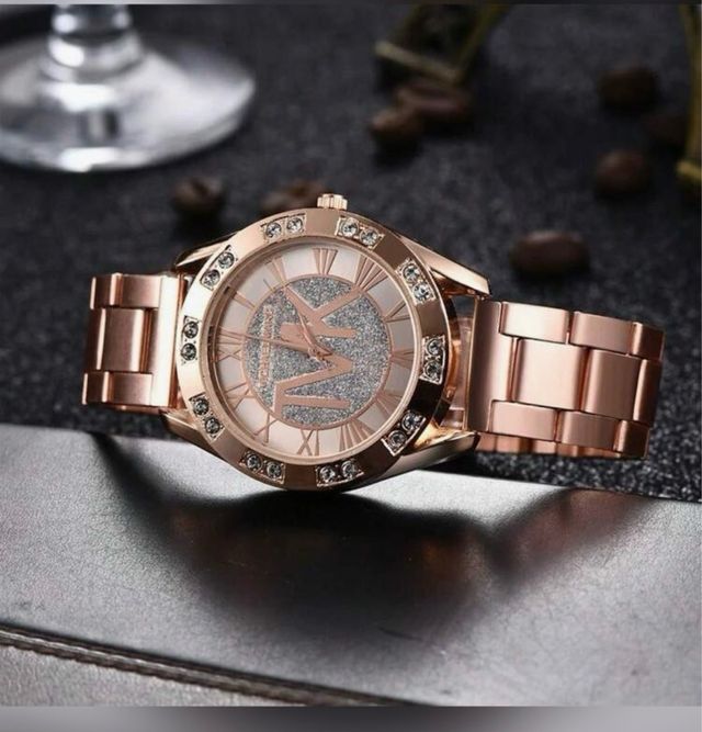Reloj de diseño lujo tono oro rosa