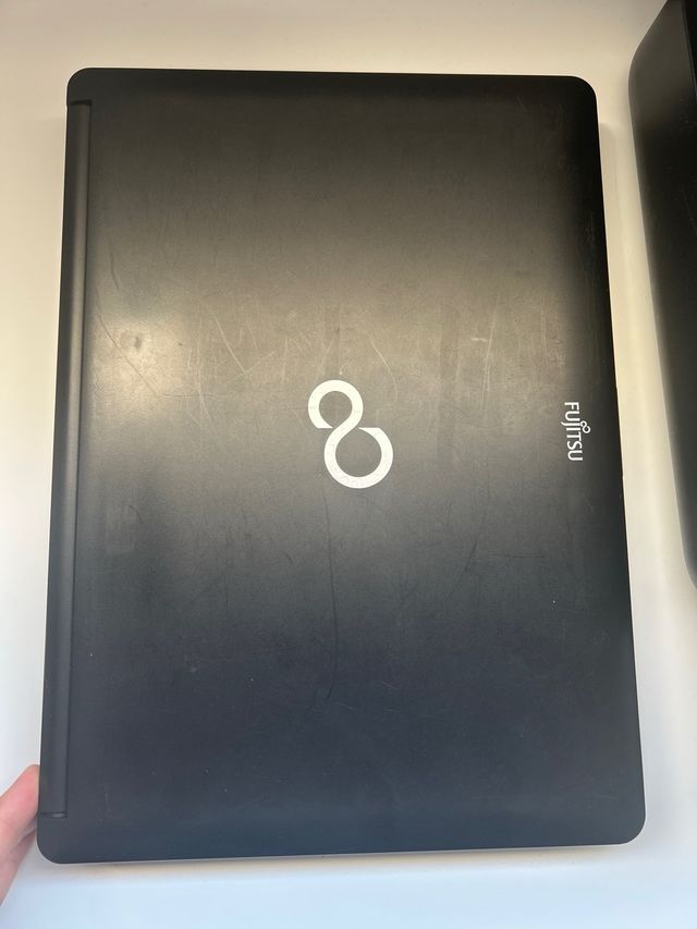 Portátil fuyitsu 15" 8GB RAM 128GB SSD