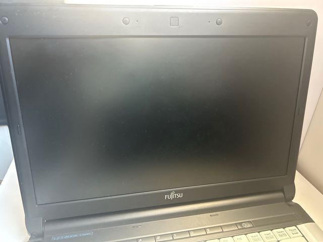 Portátil fuyitsu 15" 8GB RAM 128GB SSD