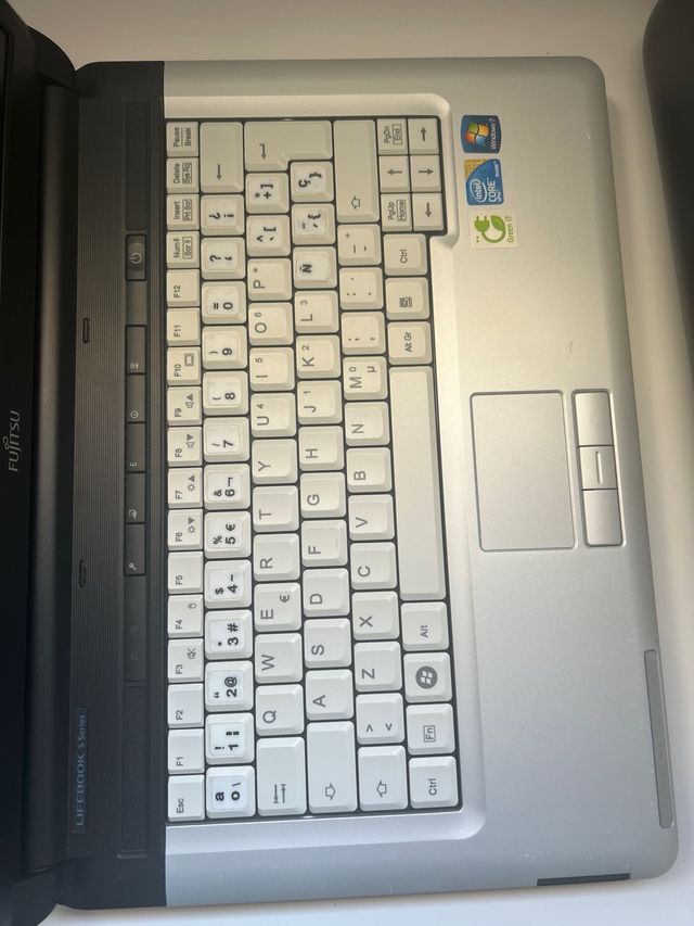 Portátil fuyitsu 15" 8GB RAM 128GB SSD