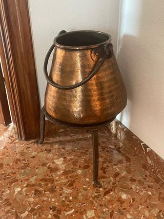 Caldero antiguo de cobre con patas de hierro – dec