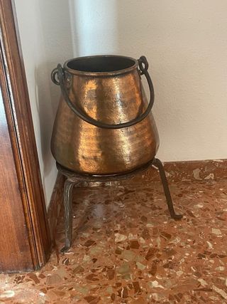 Caldero antiguo de cobre con patas de hierro – dec