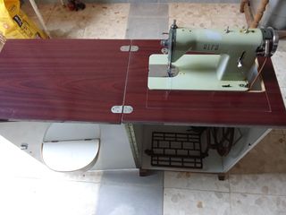 Máquina de coser antigua de madera Alfa