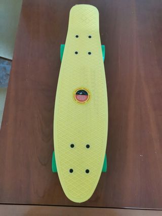 Monopatín amarillo