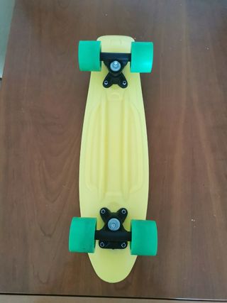 Monopatín amarillo