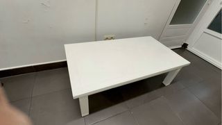 Mesa café blanca madera maciza.
lacada a mano