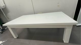 Mesa café blanca madera maciza.
lacada a mano