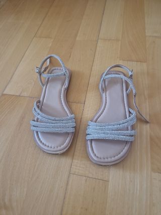 Sandalias planas beige con pedreria