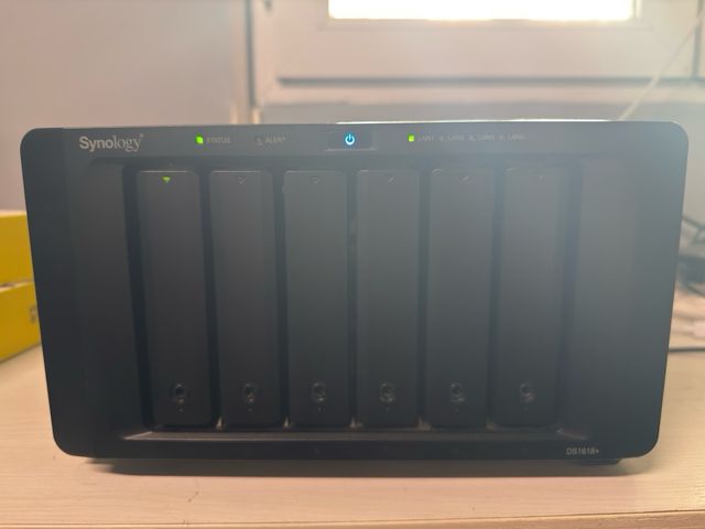 NAS Synology DS1618+ con M2D20