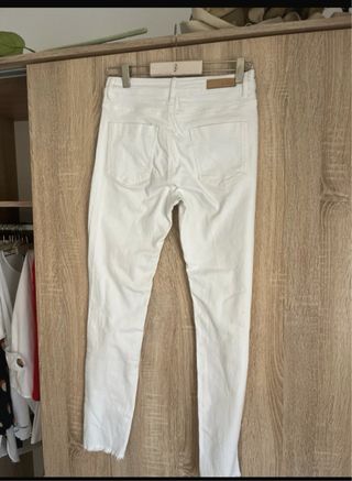 Vaqueros Stradivarius blancos rotos