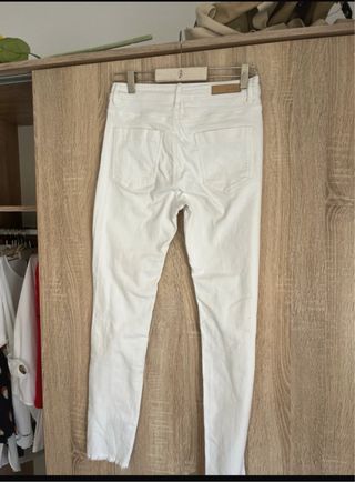 Vaqueros Stradivarius blancos rotos