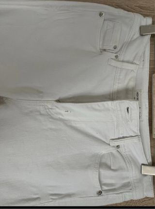 Vaqueros Stradivarius blancos rotos
