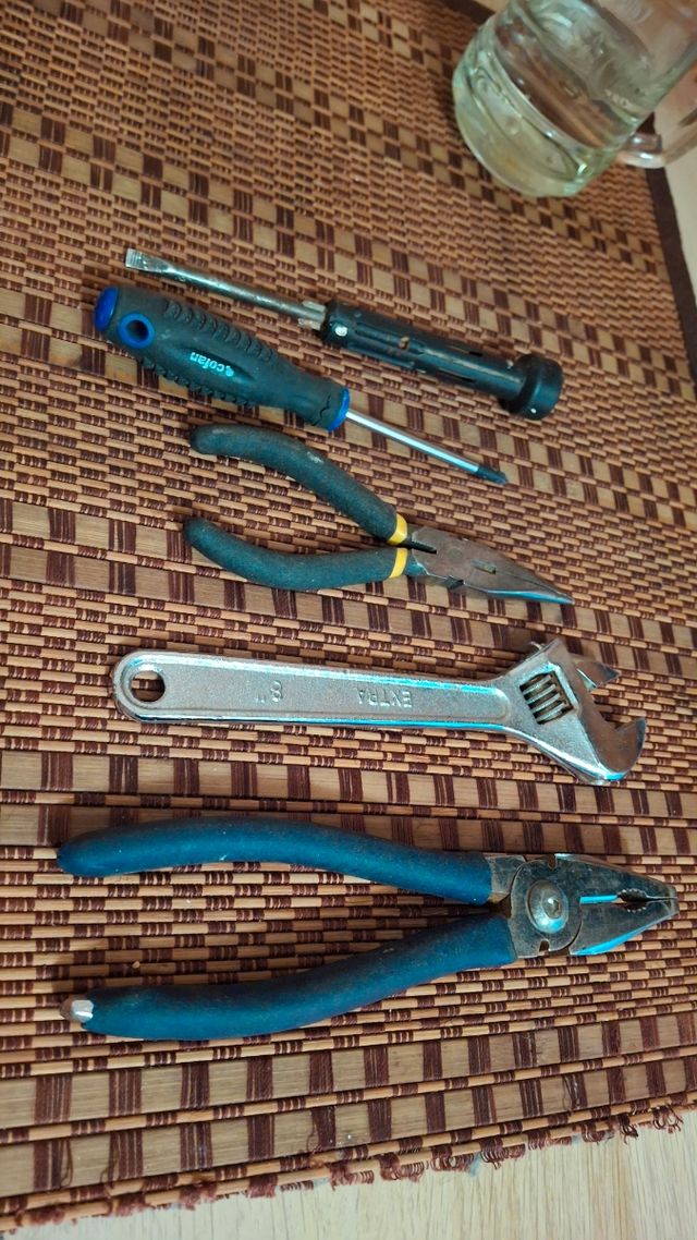 Juego herramientas: destornillador, alicates y lla