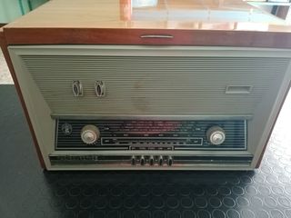 Radio antica in legno con giradischi 